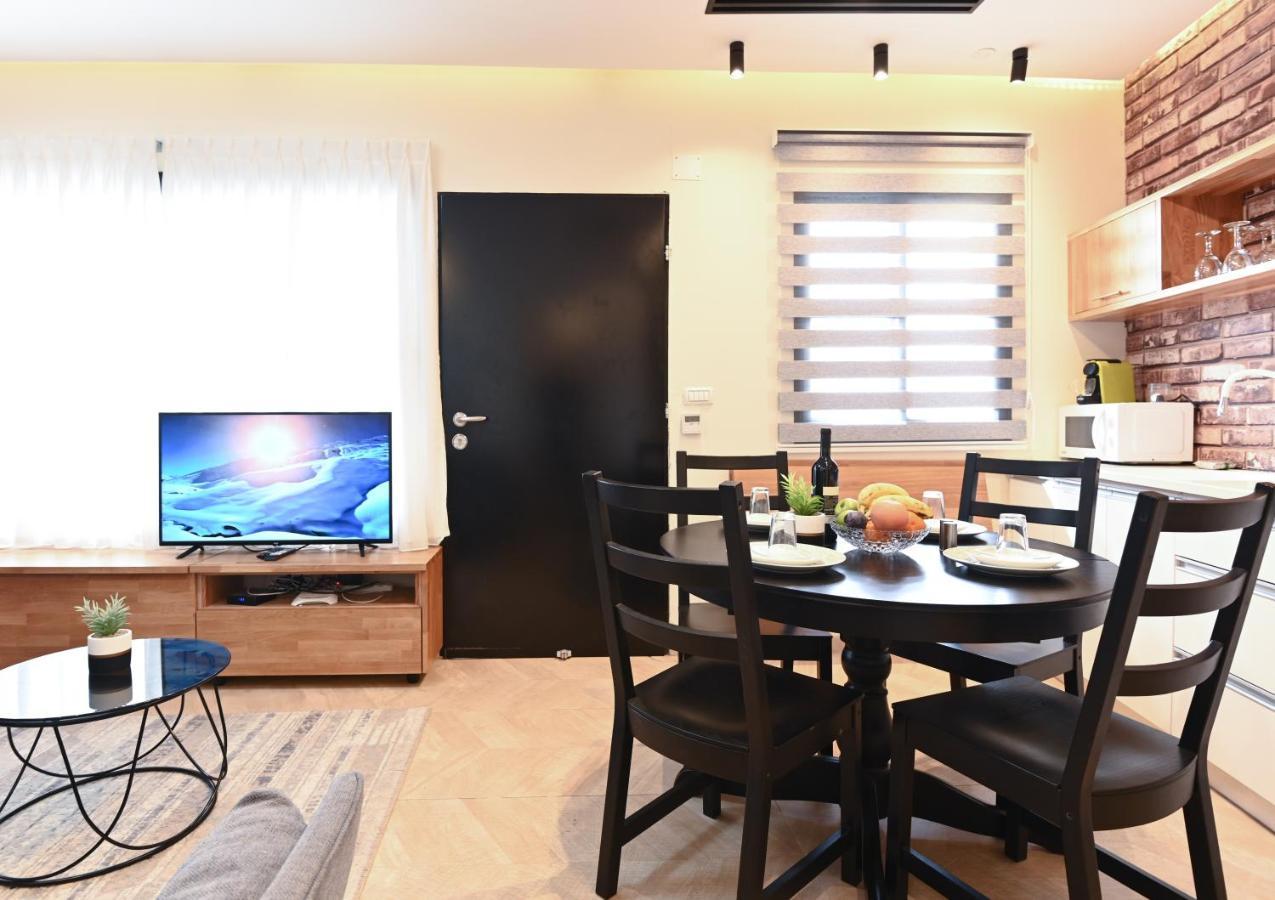 Anil's House: Zimmer with Heated Indoor Pool Daliyat al-Karmel Exterior photo