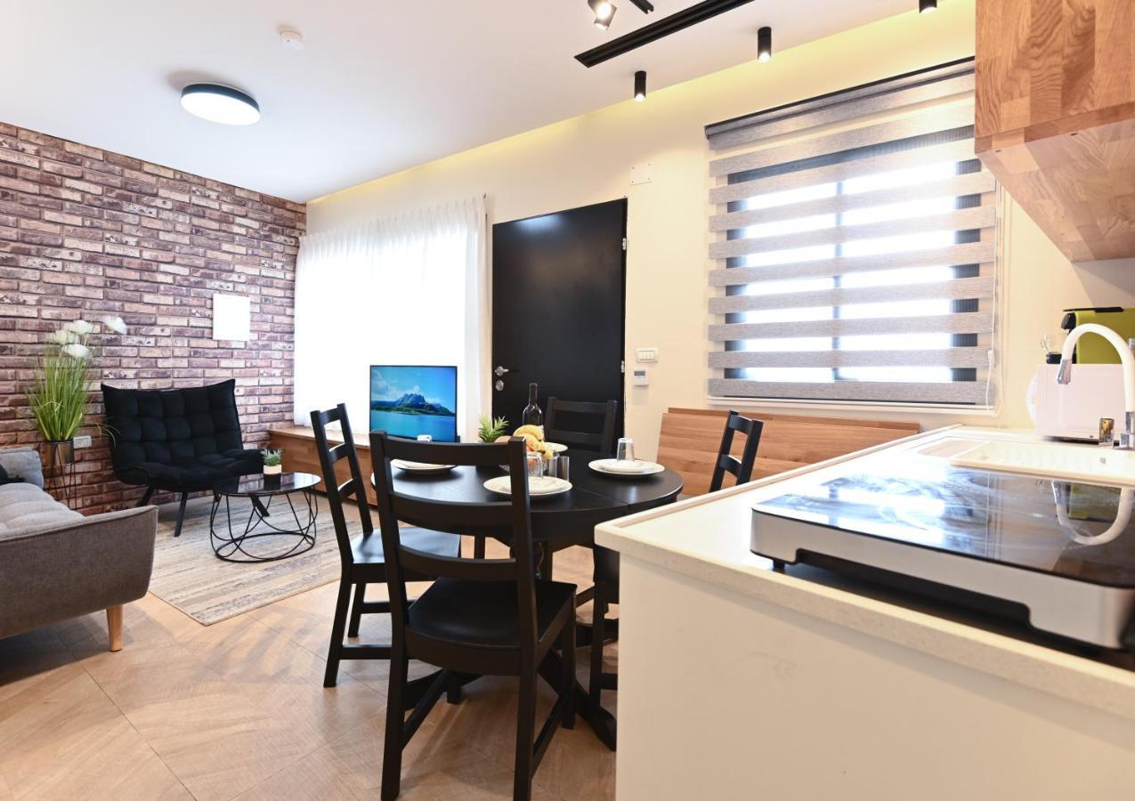 Anil's House: Zimmer with Heated Indoor Pool Daliyat al-Karmel Exterior photo